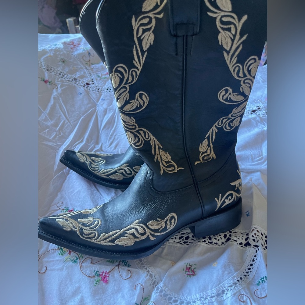 Embroider women’s boots leather